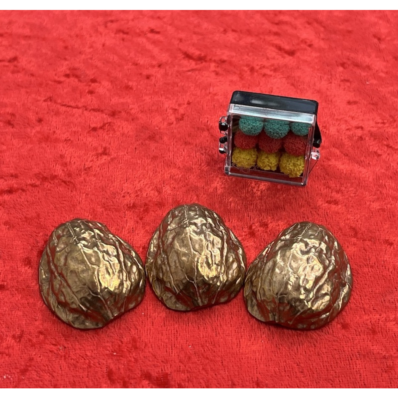 Nussschalenspiel gold