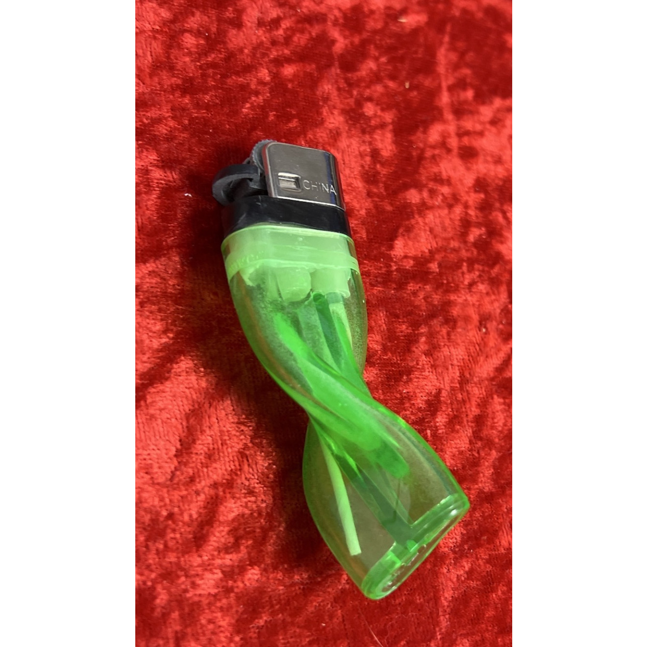 Verdrehtes Feuerzeug grün