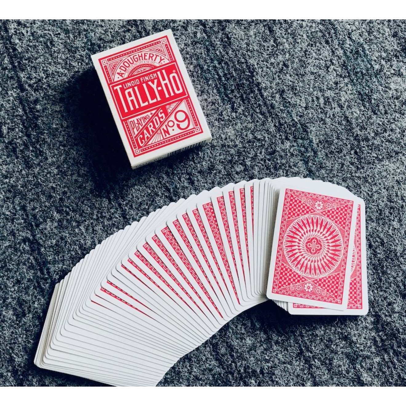 Tally-Ho Playing Cards - red -